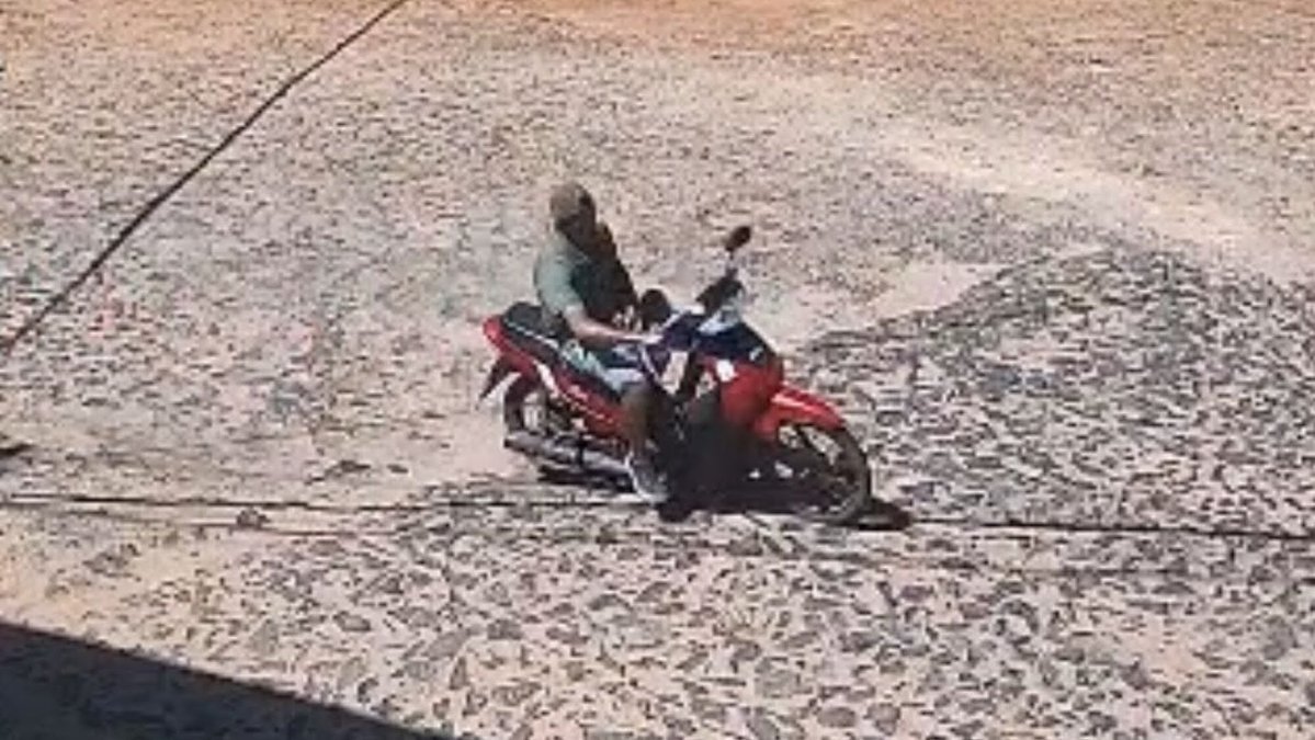 CuartoPoder_Py's tweet image. 🔴MASCOTA SOBREVIVE: DESCEREBRADO DISPARA A UN PERRO DESDE SU MOTO AL PASAR FRENTE A UN COLEGIO EN SANTANÍ
◾Un hecho de extrema crueldad animal conmocionó a los vecinos de San Estanislao, Departamento de San Pedro. Un desconocido efectuó dos disparos contra el perro de una…