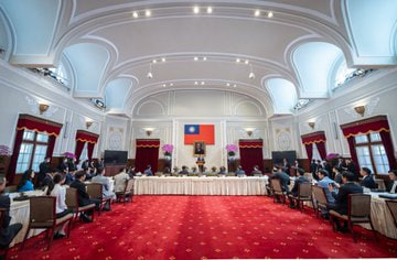 日華議員懇談会の祝賀団が今年も式典に参加されたことを喜ぶとともに、日本の皆様が花蓮の洪水被害に関心を寄せて下さっていることに感謝します。我々は「まさかの時の友こそ真の友」と言える良き友人です。日華懇が今後も台湾を支持し、双方の協力を深め、台日友好を高めて下さるよう期待します。