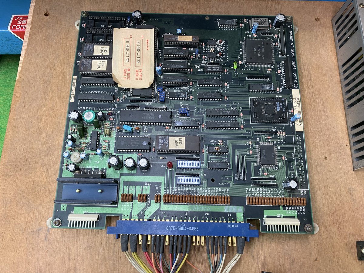 セガのキッズライド「わくわくマリン」。
開店時、正常に起動しないことがあるとのことでチェックする…少なくとも今現在は問題ないし。原因分からん(TT)。
基板かレギュレーターか。基板を引っ張り出してみると、おぉ！普通にJAMMA接続。
ほとんどコラムスかぷよぷよかって言う感じの佇まい。