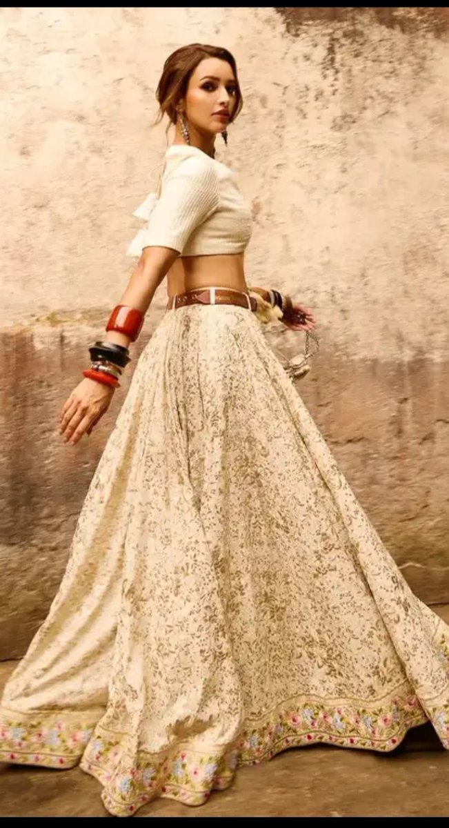 ट्रिप्टी डिमरी ने फिर जीता सोशल मीडिया का दिल! 
बॉलीवुड की rising star ट्रिप्टी डिमरी ने अपने नए फेस्टिव लुक से इंटरनेट पर एक बार फिर तहलका मचा दिया है।
सफ़ेद और गुलाबी रंग की पारंपरिक ड्रेस में उनकी तस्वीरें सोशल मीडिया पर छा गईं 
फैंस कह रहे हैं 
Simple yet stunning!
हर फ्रेम