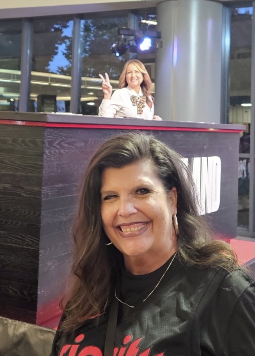 KristijOlson's tweet photo. Always good seeing my favorite Blazer! #Trailblazers https://t.co/KtV1f0JgQS
