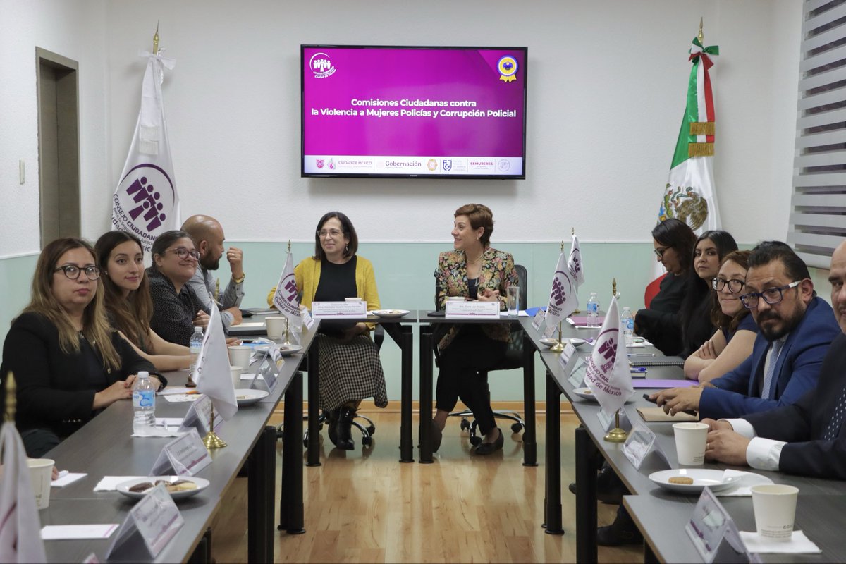 elconsejomx's tweet image. ¿Sabías que CDMX creó un modelo único en el mundo para combatir la corrupción policial y la violencia de género contra mujeres policías?

El 16 de julio de 2019, la entonces Jefa de Gobierno, @Claudiashein, presentó las Comisiones Ciudadanas Contra la Corrupción Policial y contra…