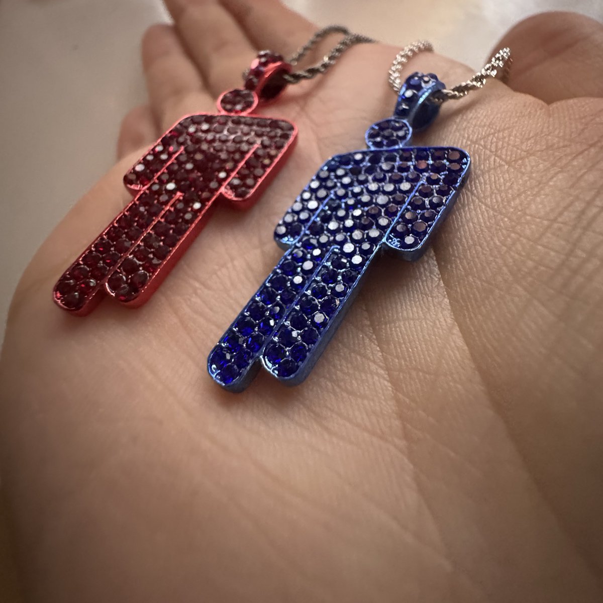 reviews PINNED, insta in bio tweet media