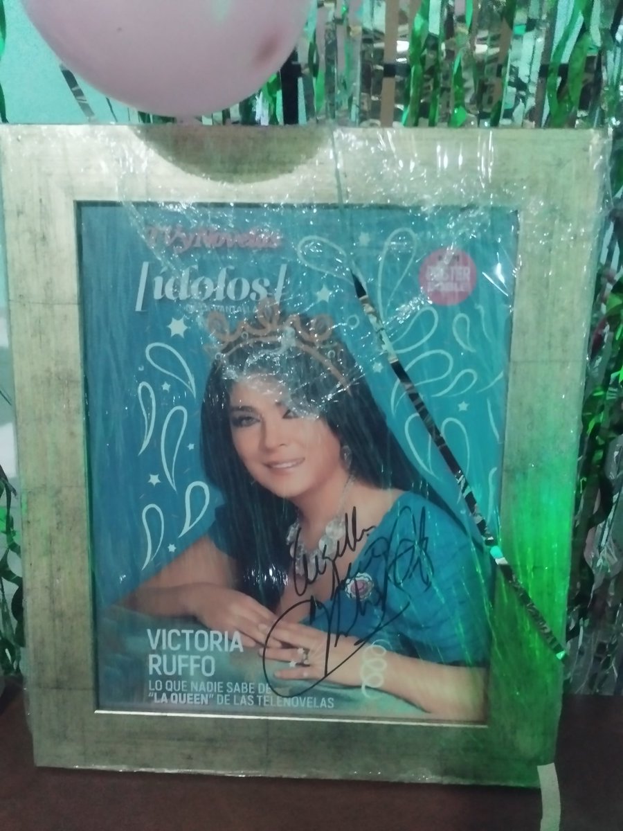 Hoy es mi Pumpe 🥳🎉
Estoy Feliz porque mi Hermana 👩🏻‍❤️‍👩🏻 me dió uno de los Mejores Regalos que he Recibido, un Pastel con la Imagen de My Queen Adorada (que no dan ganas de comerlo por lo HERMOSO que está 😍) y un Cuadro la Revista que me Firmo. Muchas Gracias 💛🫶🏻
<a href="/victoriaruffo31/">victoria ruffo</a>