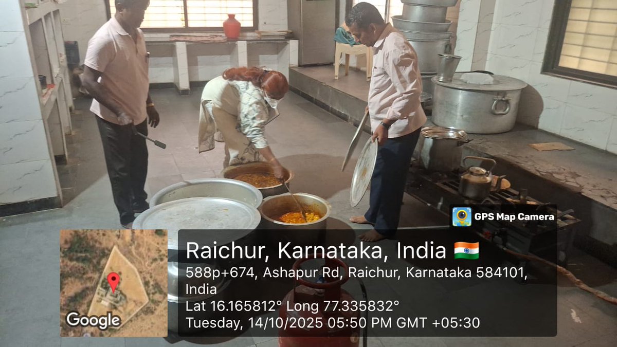 RaichurDDSWD's tweet photo. ನಿರಾಶ್ರಿತರ ಪರಿಹಾರ ಕೇಂದ್ರ, ಆಶಾಪುರ ರಸ್ತೆ, ರಾಯಚೂರು ತಾಲೂಕು. ಇಲ್ಲಿಗೆ ಭೇಟಿ ನೀಡಿ, ನಿರಾಶ್ರಿತರಿಗೆ ನೀಡುತ್ತಿರುವ ಸೌಲಭ್ಯಗಳ ಬಗ್ಗೆ ವಿಚಾರಿಸಿ, ಉತ್ತಮವಾಗಿ ಕಾರ್ಯ ನಿರ್ವಹಿಸಲು ಸಲಹೆ ನೀಡಲಾಯಿತು. @Captain_Mani72 @SWDGoK @SWDCommissioner https://t.co/rC4MstxDxg