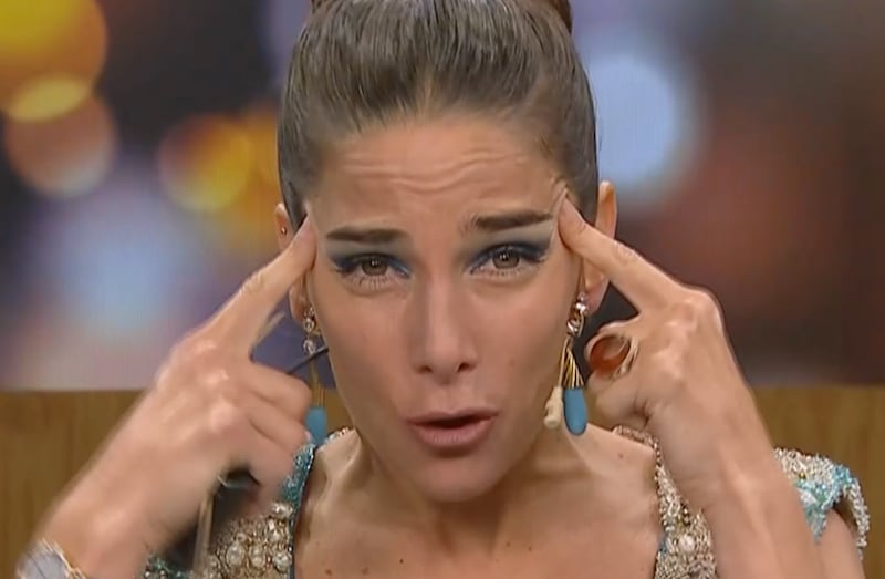 la necesidad de gritar ESTAMOS TODOS LOCOS ESTAMOS VIVIENDO EN EL MUNDO DEL REVES MARIA ELENA WALSH ante el minimo inconveniente