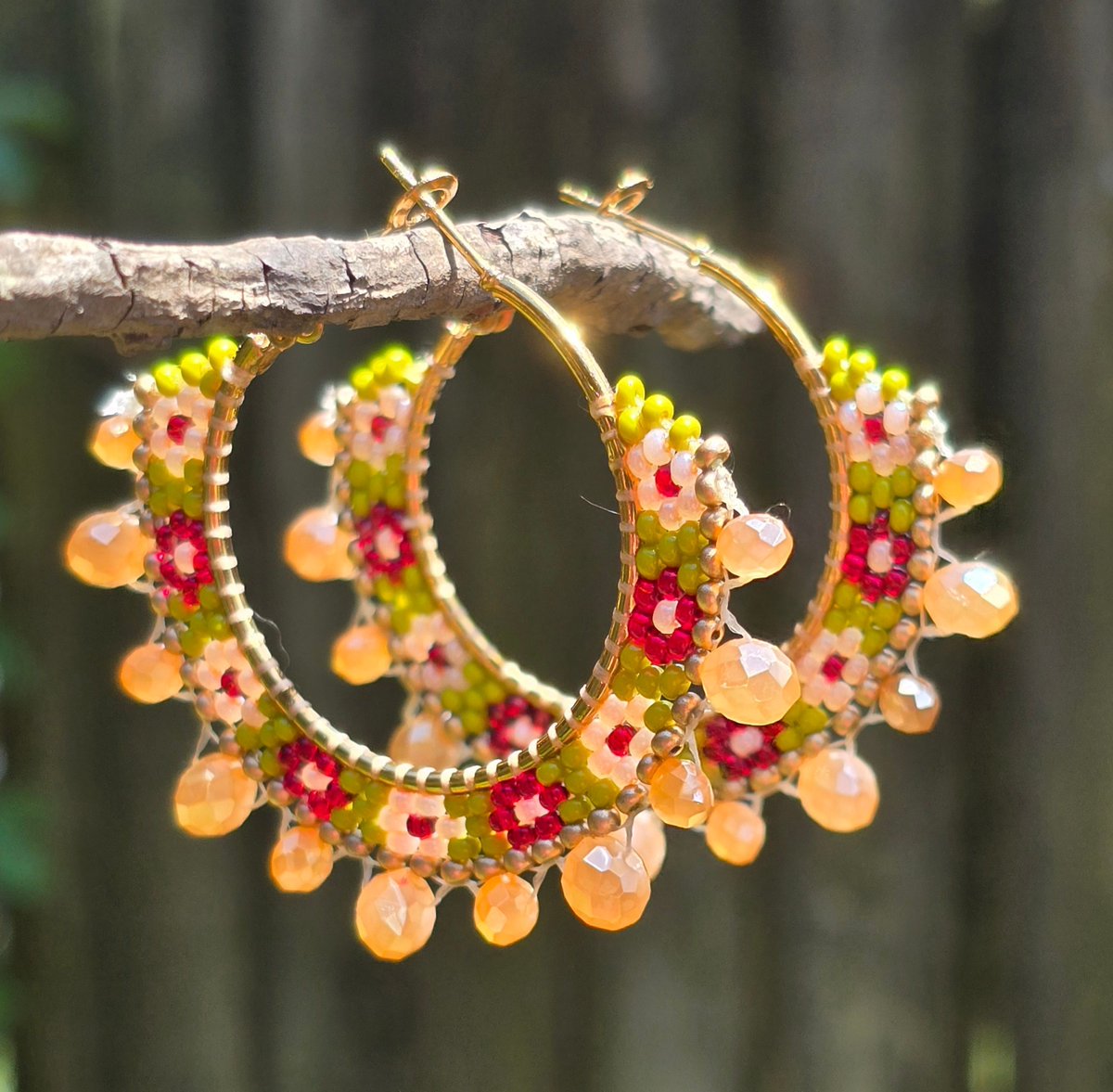 beauxbeautyblog's tweet image. NOW ON SALE!! 🥳 Garden Party... floral beaded hoop earrings available in my Et$y shop @ tidd.ly/6414bf00 w/ FREE US shipping! Qagaasakuq- thank you for looking! 🏵🌼 #AlaskaNative #FirstNations #NativeMade