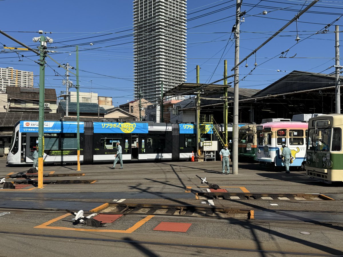 先ほどの千田車庫の様子です。

1156が入換してました。
全体的には連接車が多い…のかな？

また、156は見えない位置に居るみたいですね🫥

#電車見望題
#千田車庫
#広電