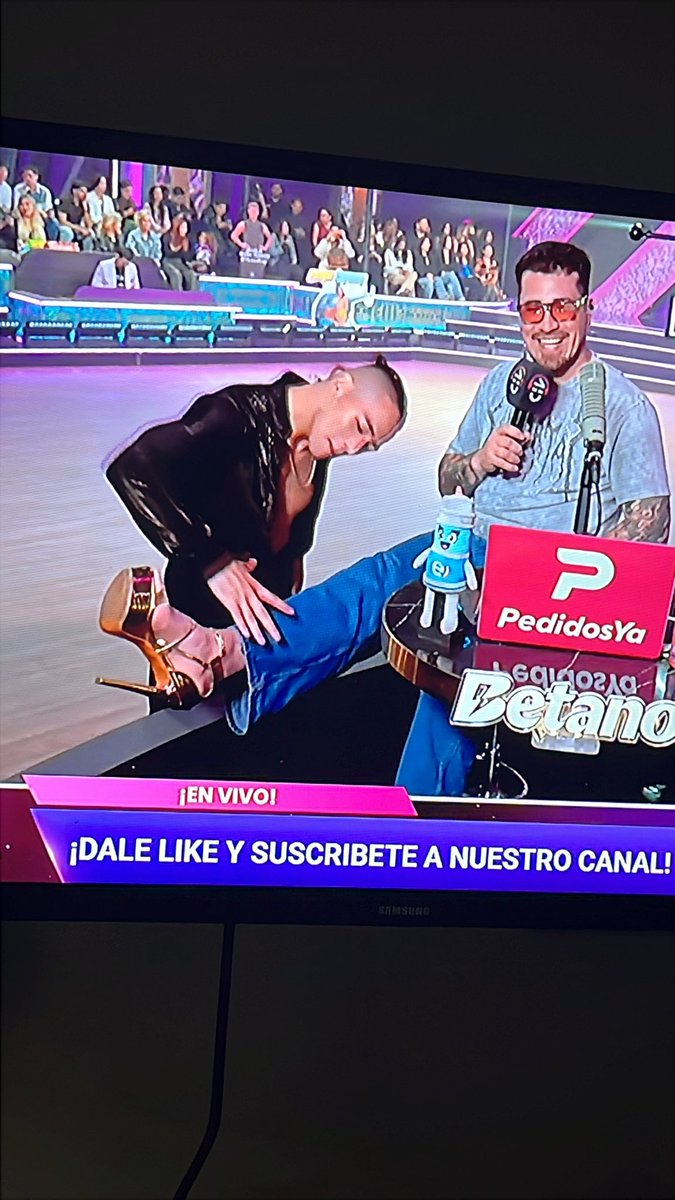 ssofia_mm's tweet image. yo colocando el react por primera vez en la tele, lo que ve mi familia jaja. Michaux: es un programa serio #FiebreDeBaileCHV