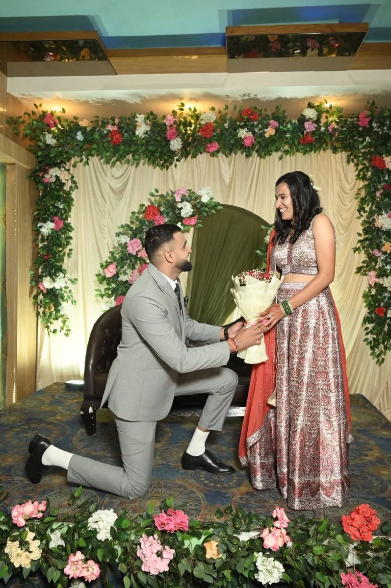 AjaySPST's tweet image. भारत की सर्वश्रेष्ठ हॉकी खिलाड़ी, भारतीय महिला हॉकी टीम की पूर्व कप्तान एवं भारत सरकार द्वारा पद्मश्री सम्मान से सम्मानित, प्रजापति समाज की गौरवशाली धरोहर सुश्री रानी रामपाल जी का वैवाहिक संबंध श्री पंकज कुमार जी के साथ तय हुआ है।
इस शुभ अवसर पर रानी रामपाल जी एवं उनके परिवार को…