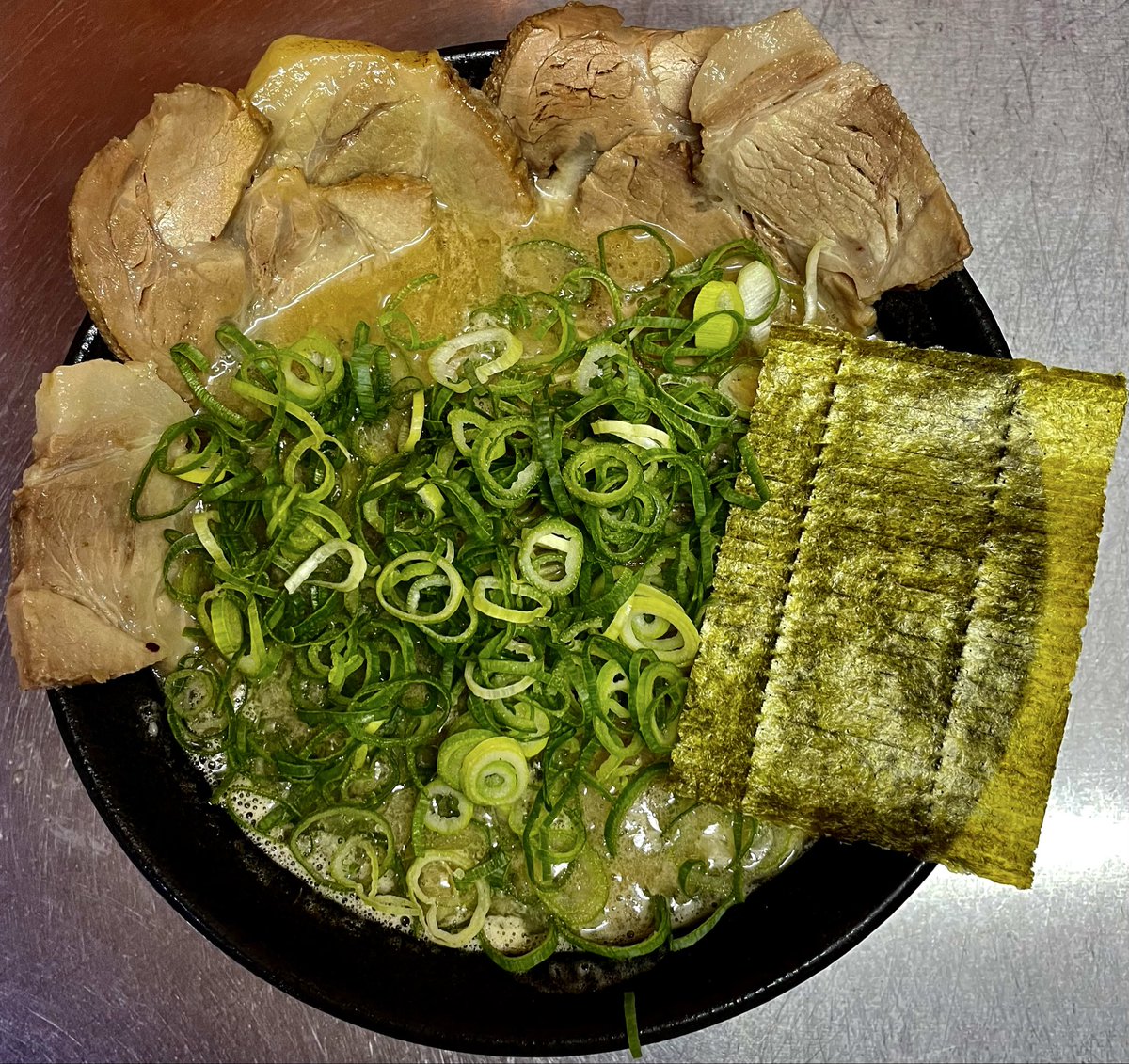 おはようございます☀
食欲の秋です！特に炭水化物が美味しい😋
本日もご来店お待ちしております！
【営業時間】
・11:00-15:00（14:45）
・18:00-21:00（20:45）
【定休日】
・水曜日、(土)夜の部
#埼玉ラーメン
#豚骨ラーメン
#さいたま市ラーメン
#鉄道博物館