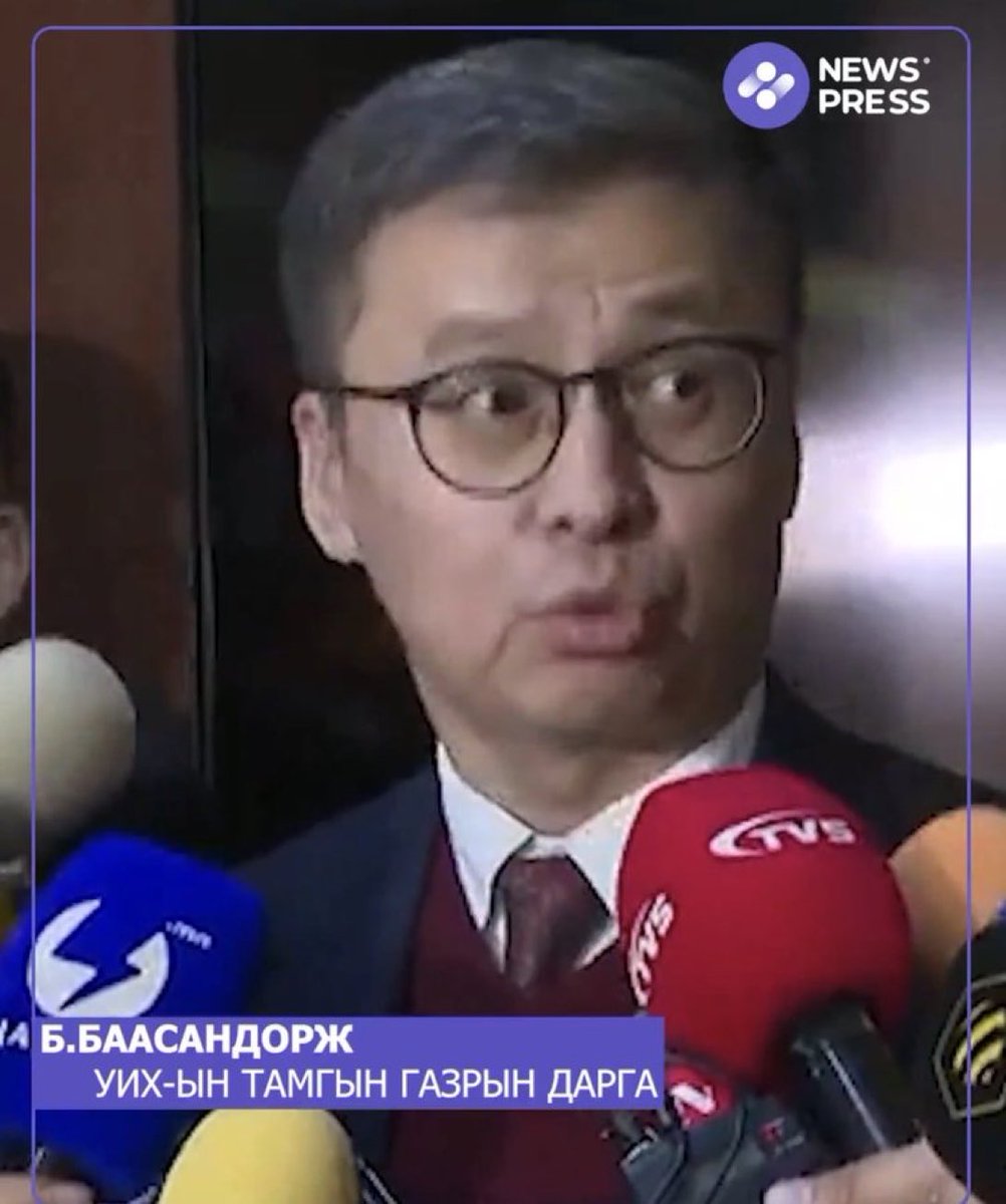 Энэ залуу нэлээд адардаг, аархах маягтайгаар өөрийгөө илэрхийлдэг, бас би би гэсэн төрхтэй болсон харагдсан..
Хүн нэг ажил дээр удахаараа нэг тийм урсгалаараа, өөрийнхөө мэдлэгийг шинэчилдэггүй, надаас бусад нь юу юм гэсэн байдалтай болдог гээд тодорхой хугацаанд солиод явдаг