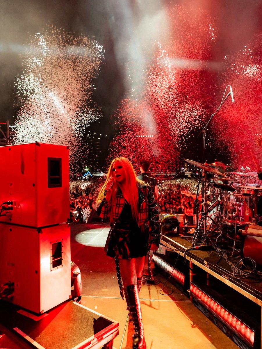 avrilcolombia.com tweet media