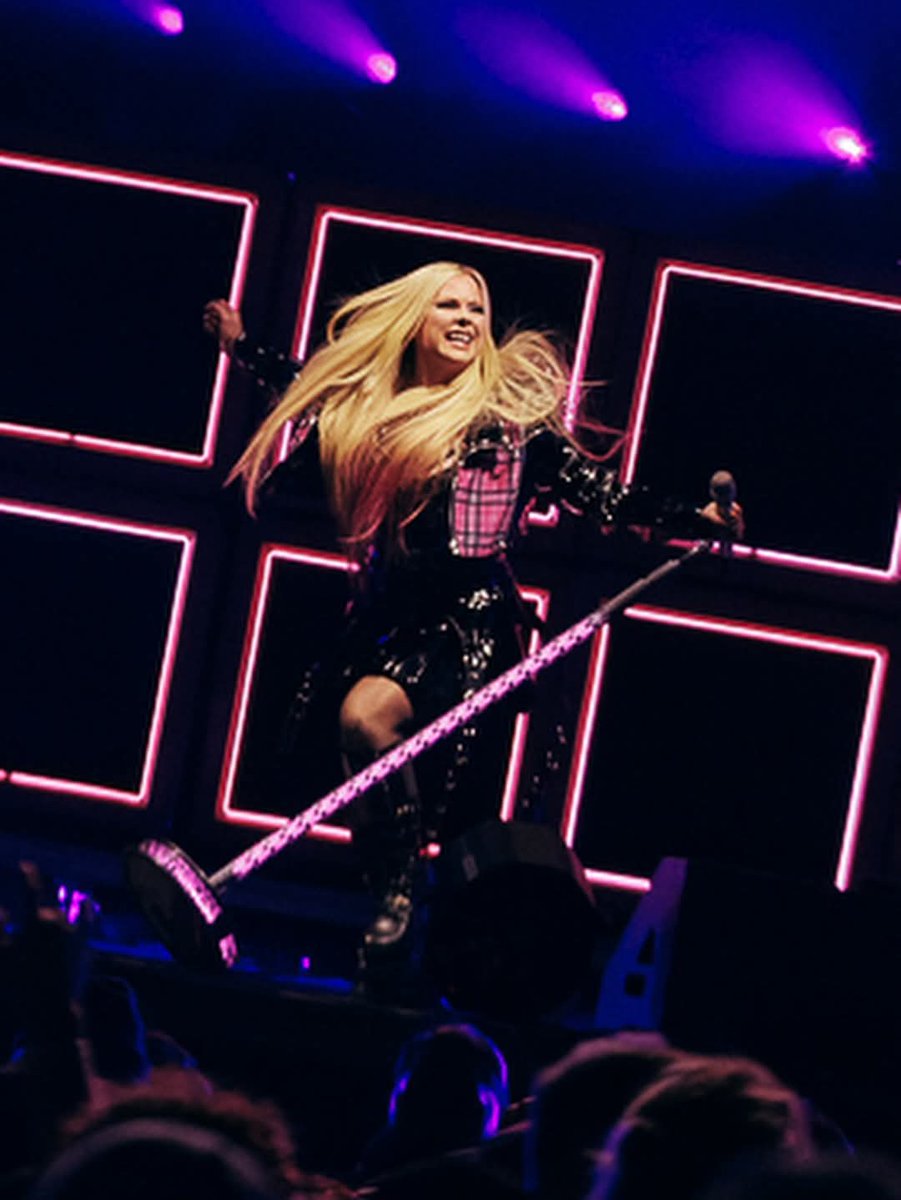 avrilcolombia.com tweet media