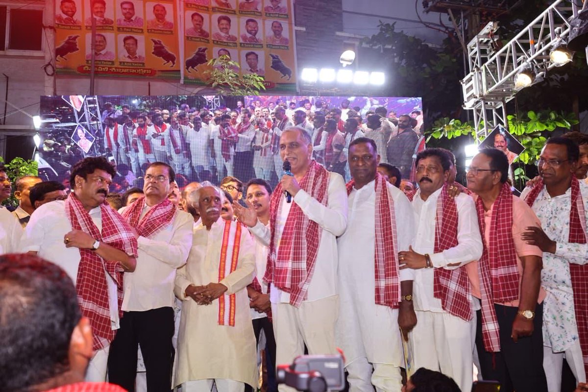 Office of Harish Rao (@harishraooffice) on Twitter photo నారాయణగూడ సదర్ వేడుకల్లో పాల్గొన్న మాజీ మంత్రి <a href="/BRSHarish/">Harish Rao Thanneeru</a> గారు.
యాదవ సోదర సోదరీమణులకు సదర్ శుభాకాంక్షలు.
ముఖ్యంగా సదరంటే ఒక ప్రత్యేకత. యాదవ జాతి దీపావళి సందర్భంగా దున్నలను పూజించే గొప్ప సంస్కృతికి ఈ పండుగ చిహ్నం.
దీపావళి అంటేనే మహాలక్ష్మి. లక్ష్మీ దేవతకు పూజిస్తాం. యాదవులకు నారాయణగూడ సదర్ వేడుకల్లో పాల్గొన్న మాజీ మంత్రి <a href="/BRSHarish/">Harish Rao Thanneeru</a> గారు.
యాదవ సోదర సోదరీమణులకు సదర్ శుభాకాంక్షలు.
ముఖ్యంగా సదరంటే ఒక ప్రత్యేకత. యాదవ జాతి దీపావళి సందర్భంగా దున్నలను పూజించే గొప్ప సంస్కృతికి ఈ పండుగ చిహ్నం.
దీపావళి అంటేనే మహాలక్ష్మి. లక్ష్మీ దేవతకు పూజిస్తాం. యాదవులకు