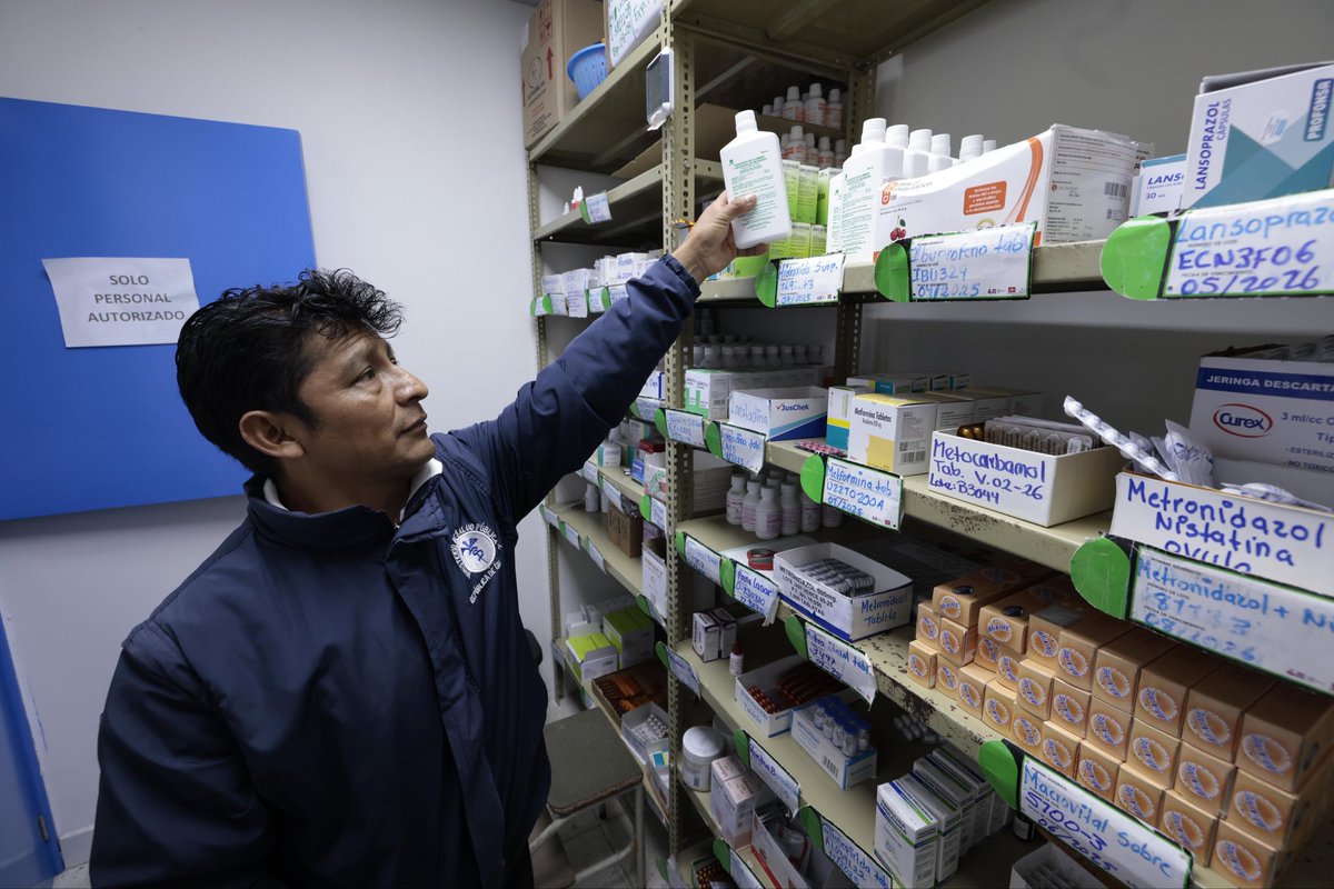 GuatemalaGob's tweet photo. El primer paquete de medicamentos generó un ahorro del 39.1% en recursos públicos. 💰

Y sí, ese cambio se nota: un frasco de acetaminofén inyectable (10mg) con UNOPS cuesta Q4.29, mientras que por compra directa llegaba a costar Q13.93.

➡️ Con el mismo presupuesto, hoy se compra mucho más para abastecer mejor los servicios de salud. 💉