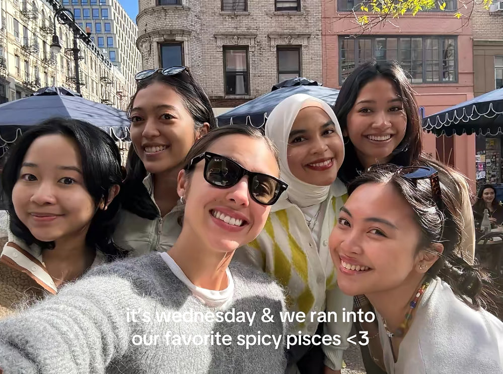 RodrigoTimes's tweet image. Olivia Rodrigo taking a selfie with fans in New York City.