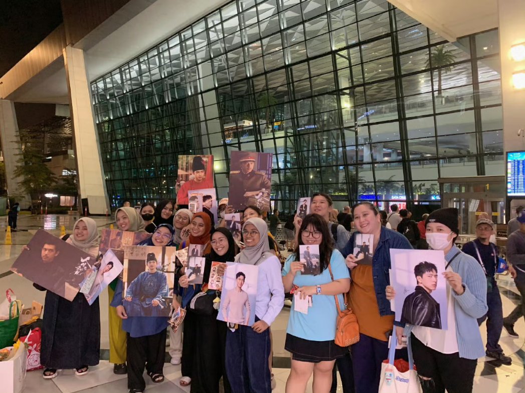mandarinupdate's tweet photo. #LiXian sudah tiba di Jakarta tadi malam dan disambut para penggemar yang sudah menunggu kedatangannya. 

Kedatangan Li Xian ke Indonesia untuk melakukan Diving di BERAU, Kalimantan Timur sebagai Global Youth Ambassador PADI. 

#CDrama #Drachin #DramaChina #MandarinUpdate https://t.co/jP0tLDq87k