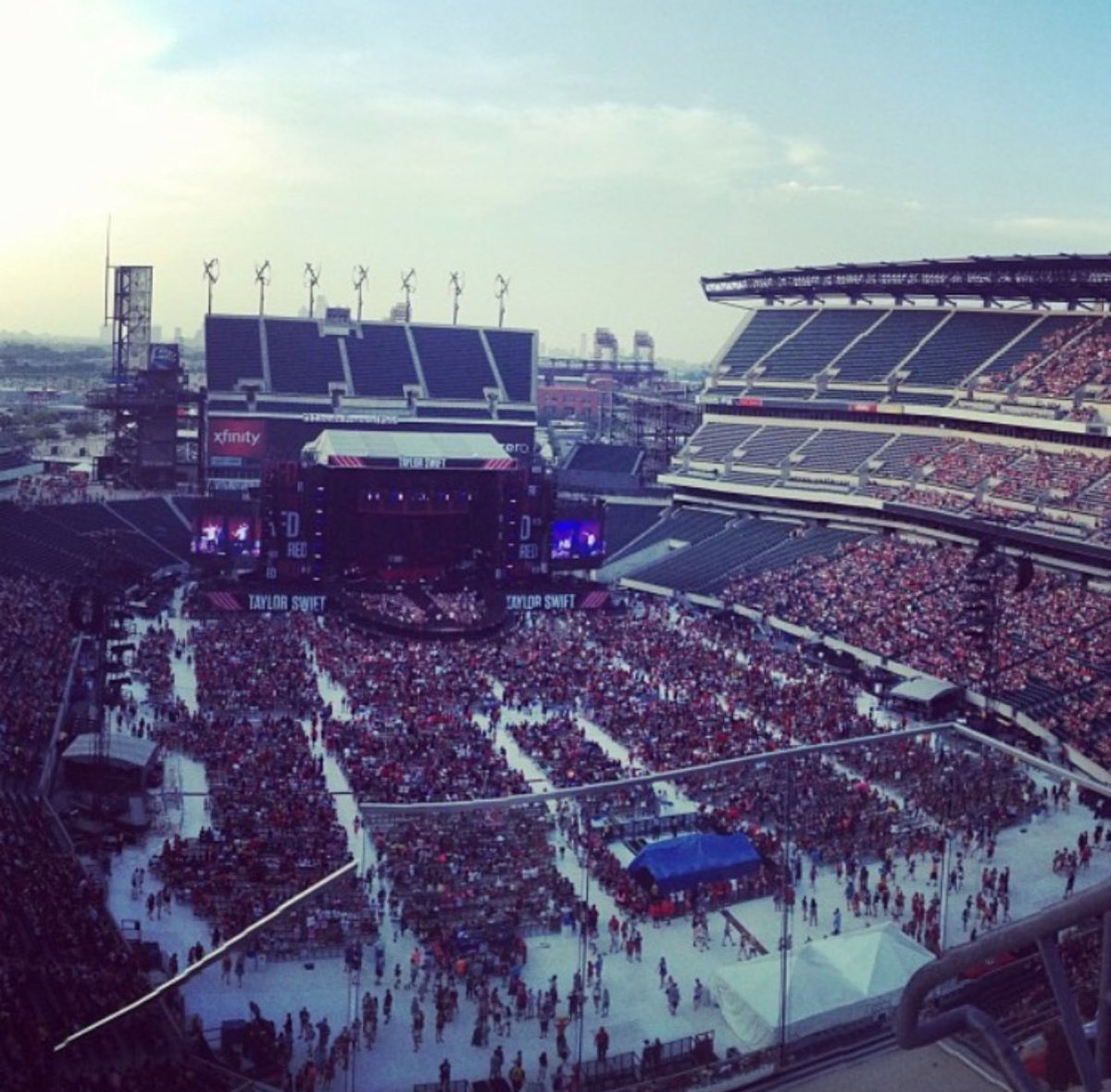 captnbrincrunch's tweet photo. HAPPY #13YearsofRed HERES THE ONLY PHOTO I TOOK WHEN I WENT TO THE RED TOUR IN PHILLY. https://t.co/WYfg80fRmG