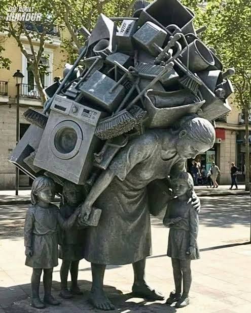 स्पेन के टोरेजोन डी आर्दोज़ में जुआनजो नोवेल्ला की बनाई मूर्ति "La Mujer de la Carga" (बोझ उठाने वाली महिला) एक गहरी सच्चाई बयान करती है।

यह मूर्ति एक ऐसी महिला को दिखाती है जो अपने बच्चों और घर की जिम्मेदारियों के बोझ तले दब गई है- फिर भी वही परिवार की रीढ़ है।

यह सिर्फ़ एक