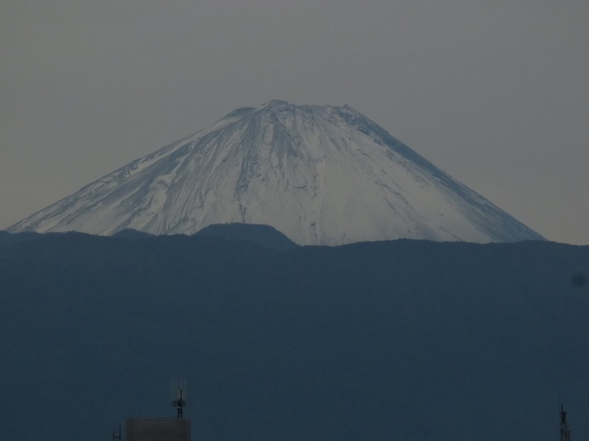 甲府地方気象台では、今日(10/23)の朝、富士山の初冠雪を観測しました。
 
お知らせ（新着情報に掲載しています）
jma-net.go.jp/kofu/image/202…
 
季節現象の観測の記録
jma-net.go.jp/kofu/shosai/ch…
 
#富士山
#初冠雪
