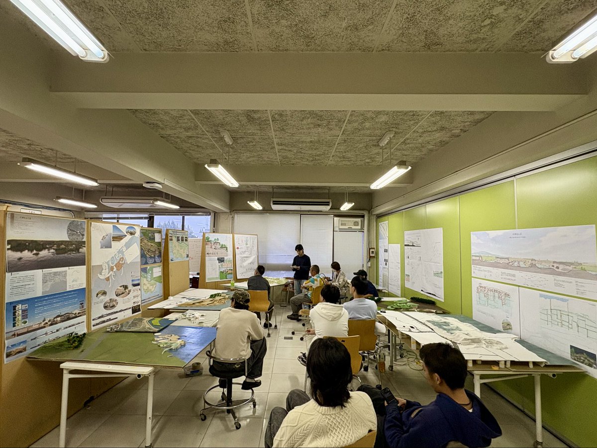 昨日は理科大でユニット講評会。桔川ユニットの課題は「ランドフォーム・アーキテクチャー」。ゲストクリティークにランドスケープデザインの石井さんと柏市在住の建築家の千田さんに来てもらい、とても良い講評会になりました。来週は全体講評、さらなるブラッシュアップに期待。