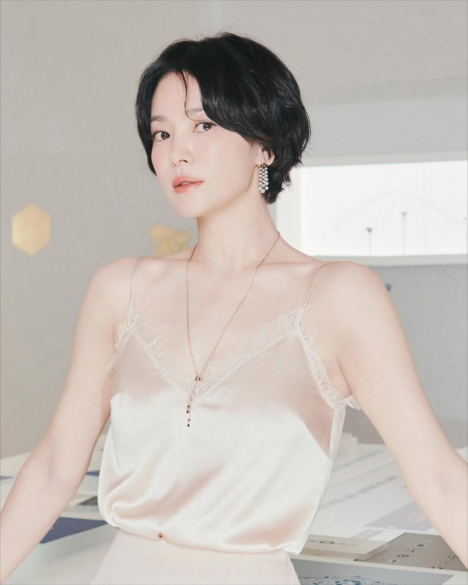 songhyekyo_PH's tweet photo. #SongHyeKyo at #Chaumet pop up store https://t.co/XEFXv1YjhS