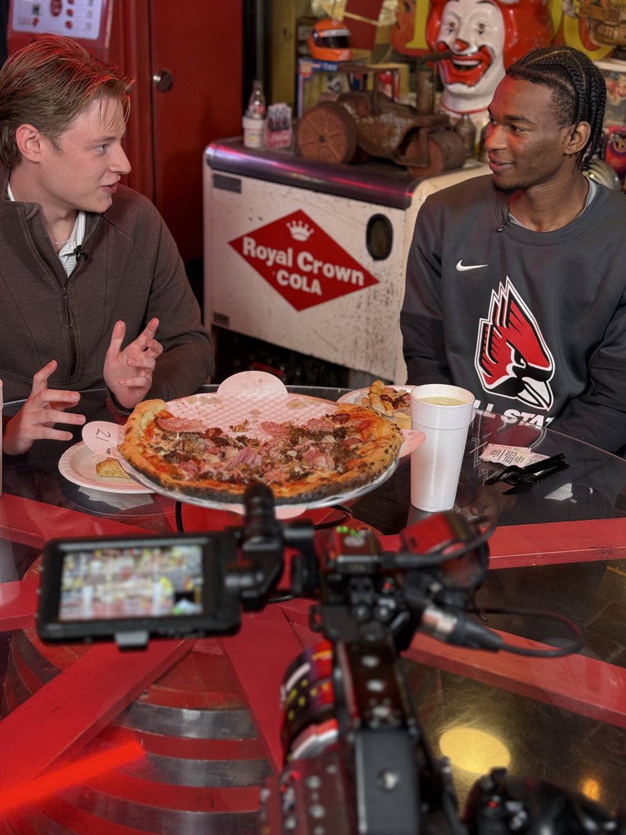 bsusportslink's tweet image. Who wants some really hot pizza?  🍕🍕

@BallStateMBB’s pizza aficionado Jai Anthoni Bearden and our crew does.  

Thanks 1000 Degree Wood Fire Pizza in Mt. Summit for being so kind to us.