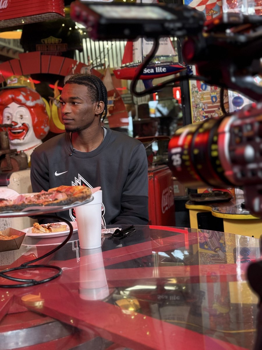 bsusportslink's tweet image. Who wants some really hot pizza?  🍕🍕

@BallStateMBB’s pizza aficionado Jai Anthoni Bearden and our crew does.  

Thanks 1000 Degree Wood Fire Pizza in Mt. Summit for being so kind to us.