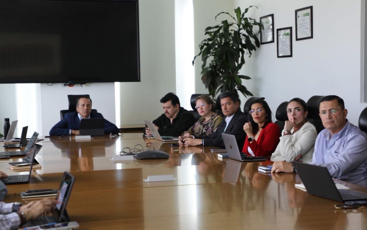 Cuitláhuac García (@cuitlahuacgj) on Twitter photo Hoy sostuvimos una reunión estratégica para revisar y presentar los proyectos prioritarios del sector de gas natural que de manera integral están planteados dentro de la Secretaría de Energía.
Agradezco el trabajo coordinado de las áreas técnicas, operativas y de planeación que Hoy sostuvimos una reunión estratégica para revisar y presentar los proyectos prioritarios del sector de gas natural que de manera integral están planteados dentro de la Secretaría de Energía.
Agradezco el trabajo coordinado de las áreas técnicas, operativas y de planeación que