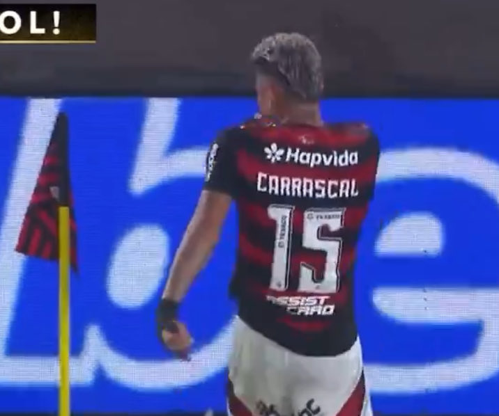 Metió beso al escudo jajdjjajaja los colombianos son unos tipazos, es imposible que alguien los odie