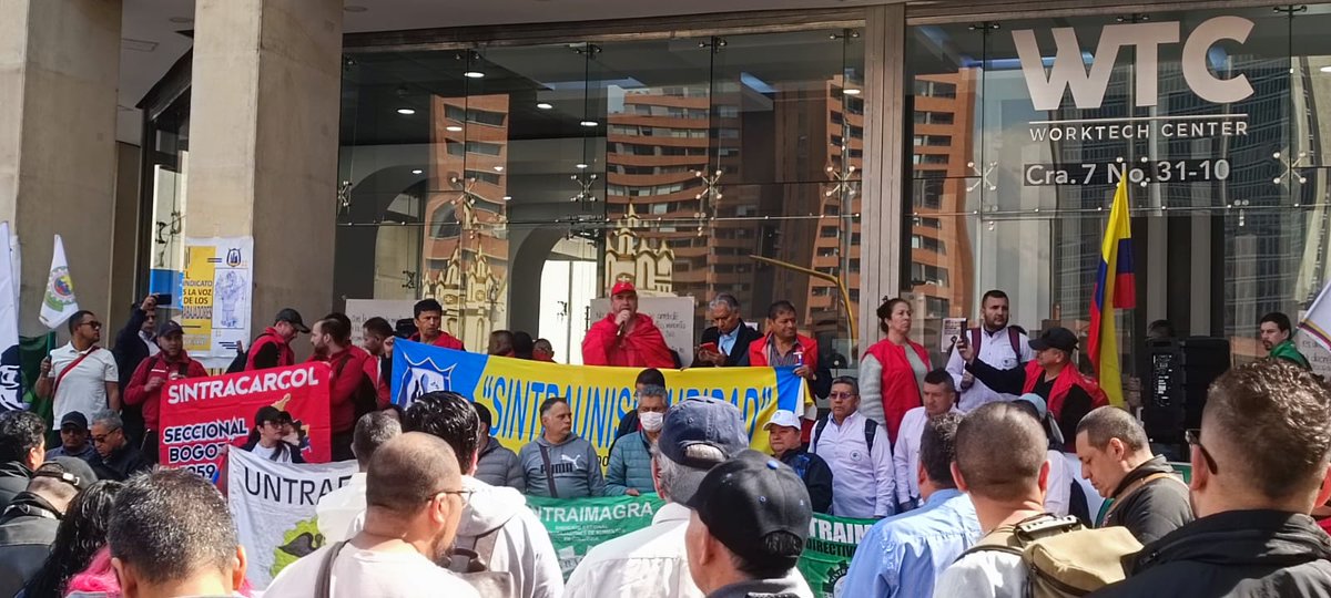 CesarALuqueF's tweet photo. Hoy frente a la sede nacional del Ministerio del Trabajo @MintrabajoCol en Bogotá, levantamos la voz, pidiendo al ministro Antonio Sanguino @AntonioSanguino que no expidan el decreto a través del cual quieren recortar la negociación colectiva en el sector privado y de los trabajadores oficiales, lo que afecta el derecho fundamental de asociación sindical, que debe el Estado colombiano no solo defender, sino promover. 

Igual que en Bogotá, hubo protestas frente a varias Direcciones Territoriales del MinTrabajo, en Villavicencio, Manizales, Medellín, Cali y Bucaramanga. El derecho de la negociación colectiva, que lo ganaron trabajadores que lucharon por décadas, no vamos a permitir su recorte en el gobierno del presidente Gustavo Petro @petrogustavo

En Bogotá hicieron presencia directivos y afiliados de sindicatos de Boyacá, Cundinamarca, Valle del Cauca, Tolima, Meta y Bogotá. Gracias a todos por su compromiso y su espíritu de lucha, igualmente gracias a Timoteo Romero miembro del Comité Ejecutivo de la CUT Nacional.

Sintrametal Bogotá, Sintraces, Utibac Tocancipá, Utibac Yumbo, Untraemis, Sintrapazdelrio, Singerbel, Sintracarcol Bogotá, Sintrapulcar Gachancipá, Anthoc Villavicencio, Sintrapulcar Bogotá, OTIP, Sintraimagra, Sintrainduleche, Sintranep, Escuela María Cano, Sintraproquipa Tocancipá, UTCF, UNO, Sitrav, Sintraquim Cajicá, OSM, Sintracolpen, Sintrauniseguridad, Sindiredes, Unialimenta, Asdecos, Unitralag, Sindicato Trabajadores del Tolima, Sindicolmena, Sintraicañazucol, Sintrava, Sintrasecfin, Sinthol Bogotá, Sinthol Nacional, Ustrafin, Sintratics, Sintramerito, Sintralimenticia, Sintraemaf, Escuela Popular José María Carbonell

La lucha sigue...