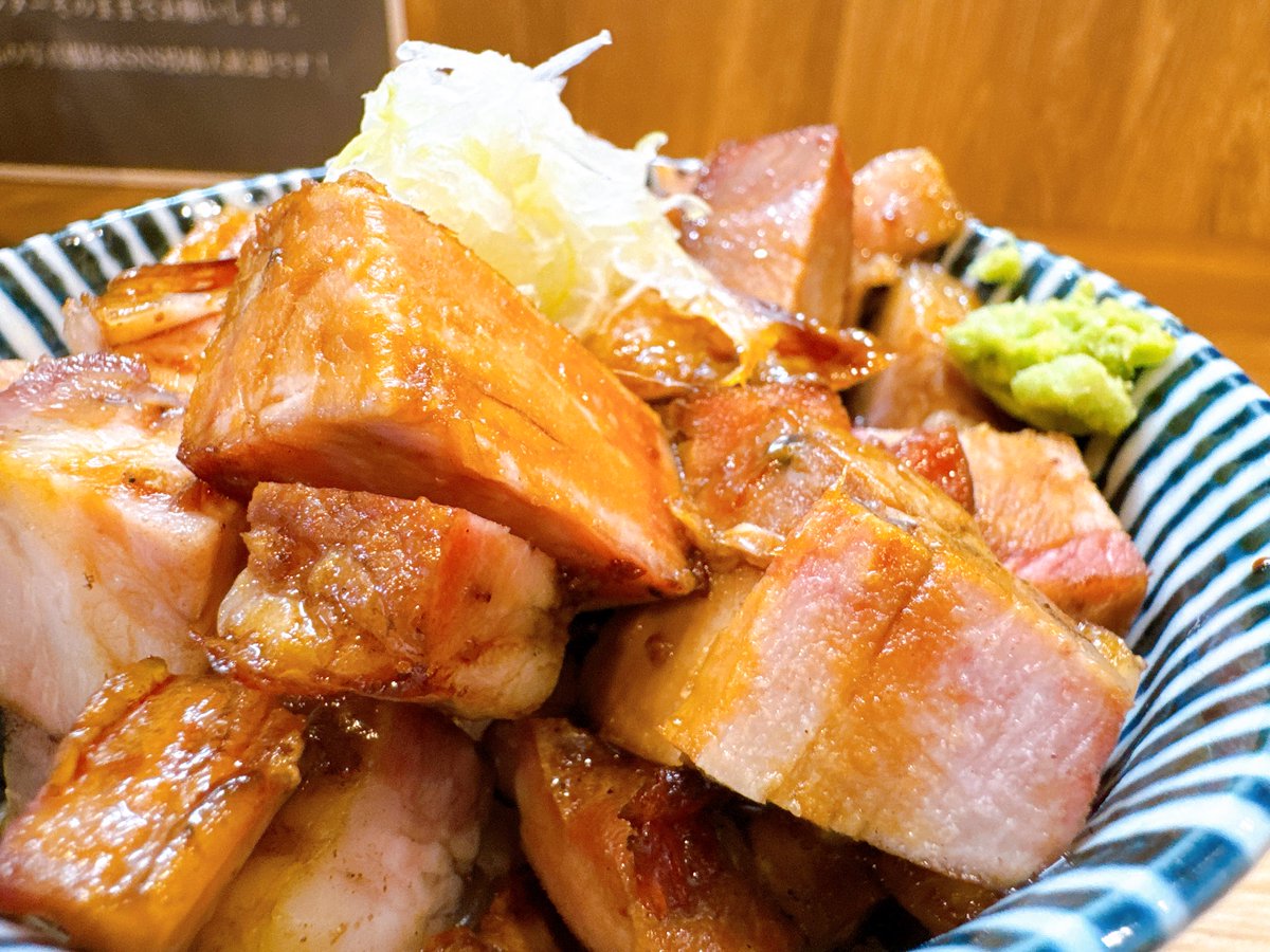 おはよう浜松◟(๑˃̶ ੪ ˂̶๑)◞
浜松市 麺座みつさんへ

味玉濃厚煮干しそば 1150円と
焼豚丼 400円をいただきました😋

休日の朝は麺友さんと浜松詣。
濃厚煮干しは濃厚ながら雑味がなく
旨みがギュインギュインくるやつ✨
焼豚丼は見た目通り、
めっちゃ旨し(*´༥`*)♪

ごちそうさまでした🍜
#麺座みつ