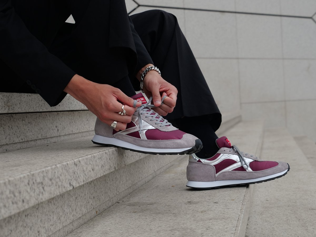 💥Urban moves, classic grooves.
 Meet the ultimate retro sneaker built for the streets.
#NormanWalsh #StreetStyle #RetroRunner #StreetFashion