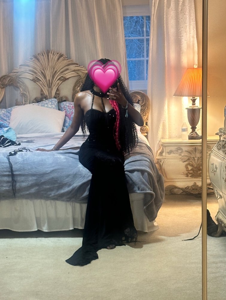 SWEETKITSU's tweet image. they put me in a pretty dress tc weekend 🖤💗