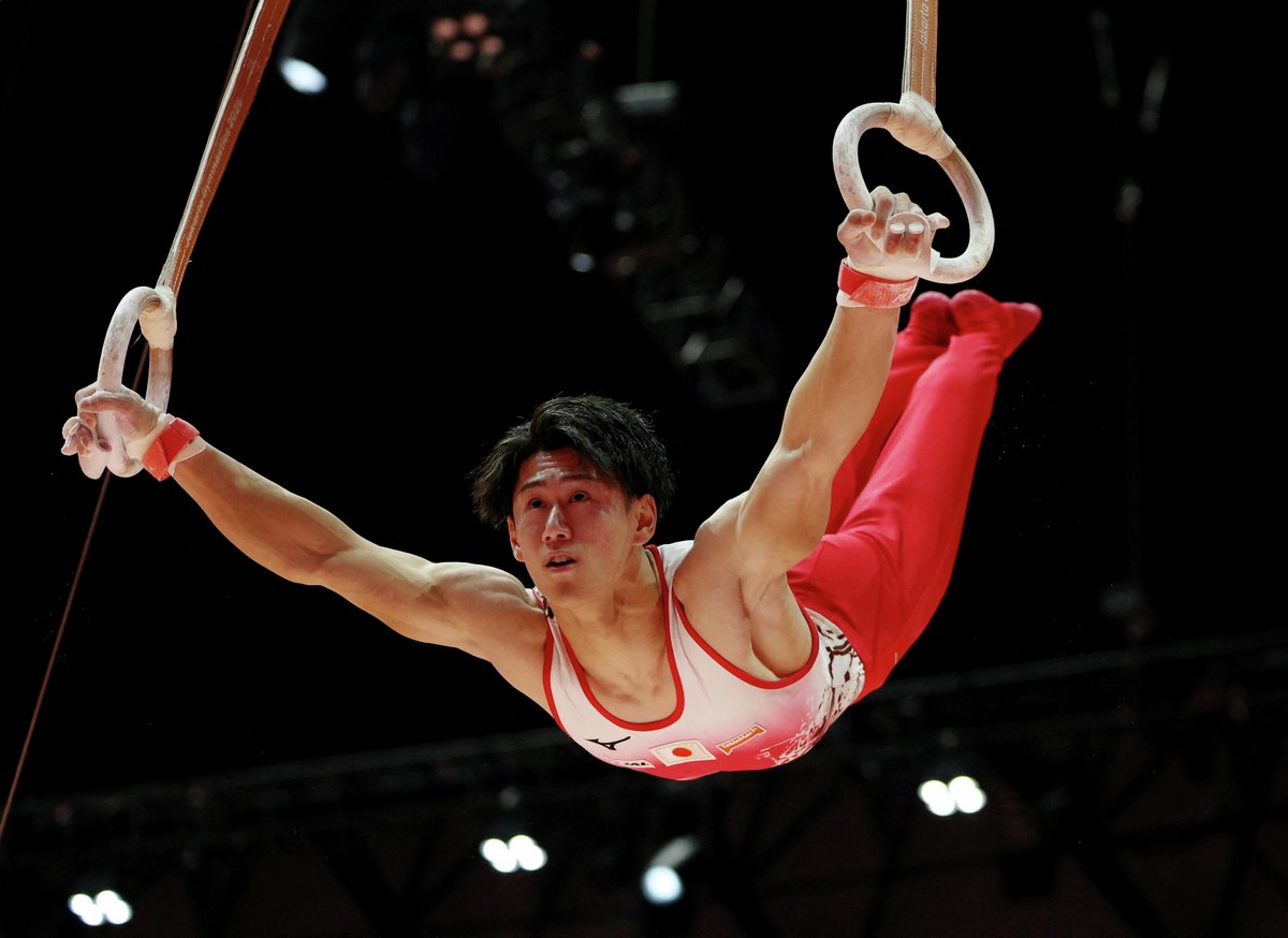 TeamJapan's tweet photo. ／
#体操競技
第53回 世界体操競技選手権大会
#橋本大輝 選手が3連覇✨🤸
＼

男子個人総合 決勝
🥇#橋本大輝 選手 合計85.131点
5位 #岡慎之助 選手 合計81.797点

#TEAMJAPAN #がんばれニッポン
詳細はこちらから👉https://t.co/rgmbTYlTWv
（写真：ロイター/アフロ・AP/アフロ） https://t.co/Ua0HS8RSHa