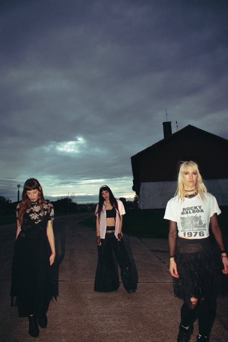 🎀 Hace un ratito recibimos "El Álbum Rosa", flamante debut de <a href="/LasTussi/">Las tussi</a> 

El trio punk de tus sueños al fin con LP y no decepciona: ruido, velocidad y enojo pero también calidez, complicidad, amor y amistad. Via Hora Cero Records - <a href="/stanlop/">Estanislao López</a> 

🏃‍♀️ CORRAN A OIRLOOOO