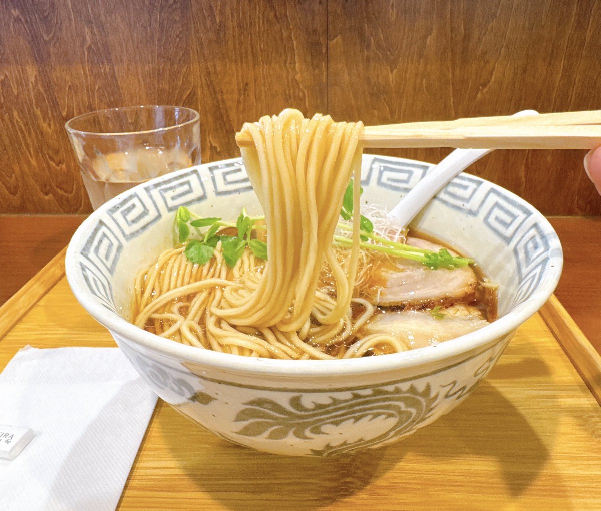 おはよう浜松◟(๑˃̶ ੪ ˂̶๑)◞Part.2
浜松市 RAMEN MEIKIRAさんへ

しょうゆ 1000円を
いただきました😋

2軒目はコチラ💁🏻‍♂️
上品で美しい麺顔と
薫香メンマや甘い鶏チャー等の
攻めたトッピングとのGAPが
賛否ありそうだが
個人的には全然あり👌🏻
めっちゃ美味しかった✨

ごちそうさまでした🍜
#MEIKIRA