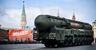 Rusya Devlet Başkanı Putin, ABD'yi vurma kapasitesine sahip kıtalararası balistik füzelerin ve seyir füzelerinin test edildiği büyük bir nükleer tatbikatı denetledi. Kremlin bu tatbikatı resmen duyurdu.
newsweek.com/putin-oversees…