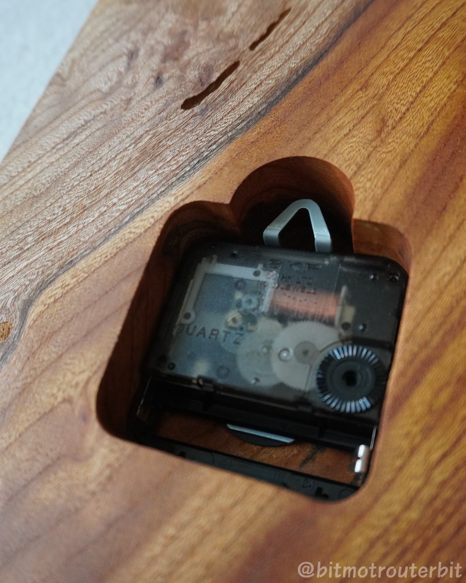 bitmotrouterbit's tweet image. 【時計を作る（その３）】

が、掛け金具のスペースを失念していました…。
急きょ、ボール盤にフォスナービットを取り付けて、その部分を加工。