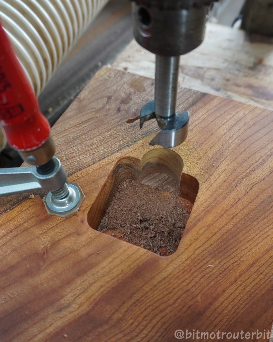 bitmotrouterbit's tweet image. 【時計を作る（その３）】

が、掛け金具のスペースを失念していました…。
急きょ、ボール盤にフォスナービットを取り付けて、その部分を加工。