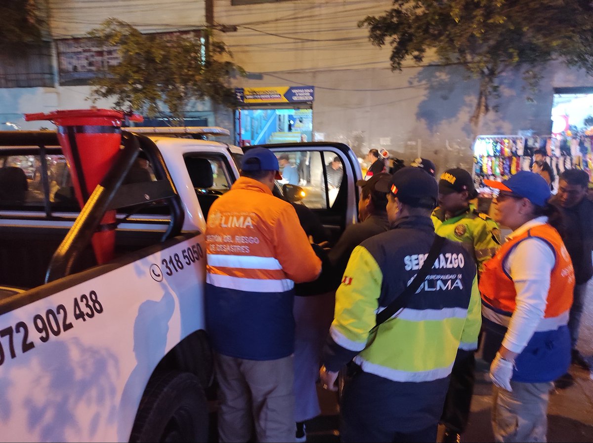 GRDMML's tweet photo. Minutos después, efectivos de Seguridad Ciudadana MML y de la Policía Nacional del Perú acudieron al lugar y coordinaron el traslado de la ciudadana al Hospital Dos de Mayo.

#LimaGRD 💪 https://t.co/ZqTj4d2oIt