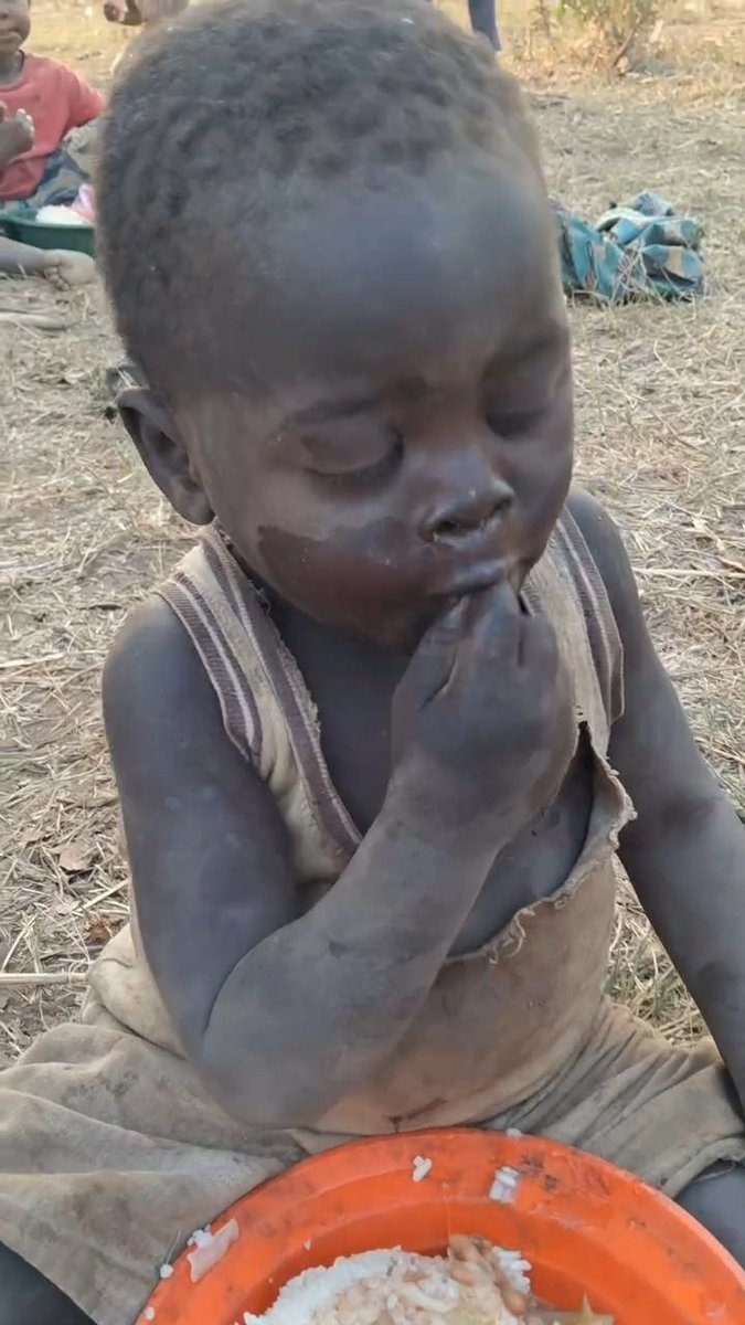 ساعدوا أطفال السودان...
فقد حصد الجوع أرواحهم...
#الفاشر_تموت_جوعاً