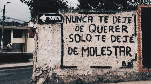 Quimerismos's tweet photo. Como la prima tempestad otoñal, silenciosa y nocturna, que acaricia con anhelo el más abismal vértigo del ser e impele a inspirar, calmo.
De madrugada, de improvisto, empapa lo mojado y oxida herrumbre. Cruje, y grita con el quejido de las ruinas de lo que antaño fue.
Otra marca. https://t.co/FktO6hQKNs