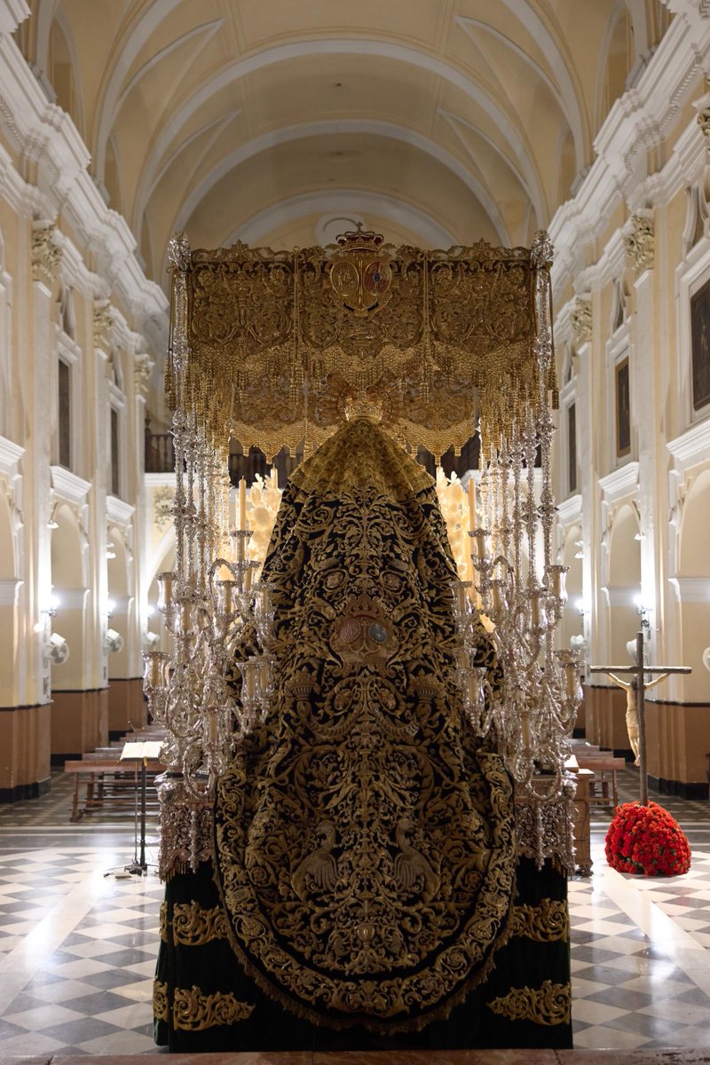 Nuestra Señora de la Esperanza preside la Parroquia de San Jacinto entronizada en su paso de palio 

En la mañana de hoy, jueves 23 de octubre, Nuestra Señora de la Esperanza se presenta a los fieles presidiendo el presbiterio de la Parroquia de San Jacinto, entronizada en su
