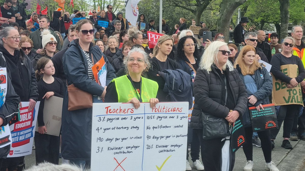moukenainzo's tweet photo. A selection of signs from today's mega strike #SaveOurServices https://t.co/ewX0Ifu8t0