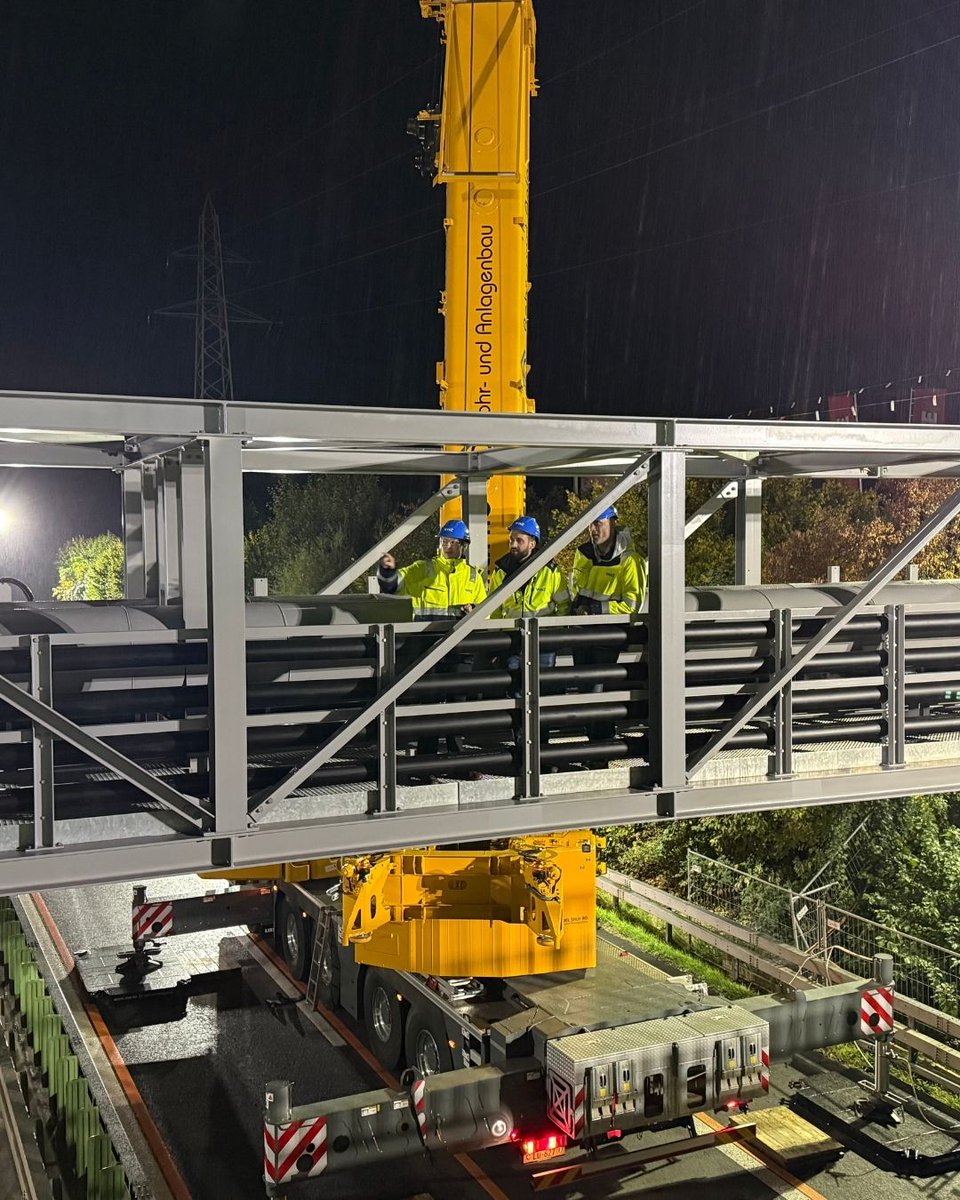 In der Nacht vom 21. Oktober hat WWZ Geschichte geschrieben:
Unsere 60 Tonnen schwere Rohrbrücke wurde millimetergenau über die A4 gehievt – präzise geplant, perfekt ausgeführt.

Ein Jahrhundertbauwerk – und ein starkes Stück Teamarbeit.
