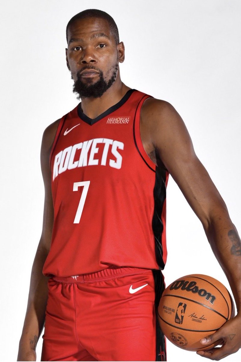 DevinPendleton5's tweet image. 🚨 Breaking: 37-year-old Kevin Durant has narrowed his college choices to Texas, Kentucky, and Kansas.

After nearly 20 years in the NBA, Durant still has 3 years of NCAA eligibility left and says he wants to “play for the love of the game.” 👀🏀