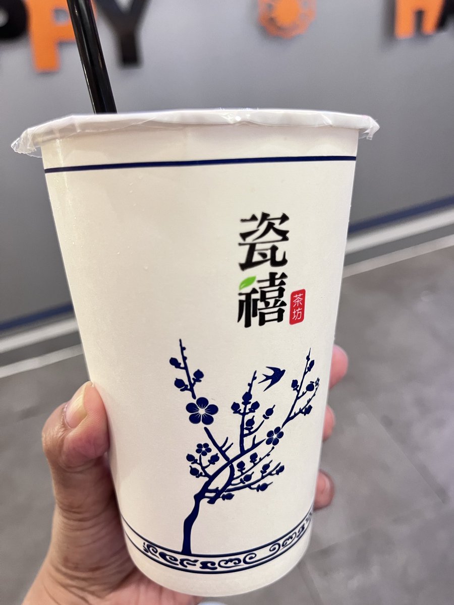 Akhirnya nyoba teazzi. Deep roast oolong milk teanya enak, aromanya lebih berasa. 

Minta less sugar aja, karena klo normal bagi gue masih kemanisan.