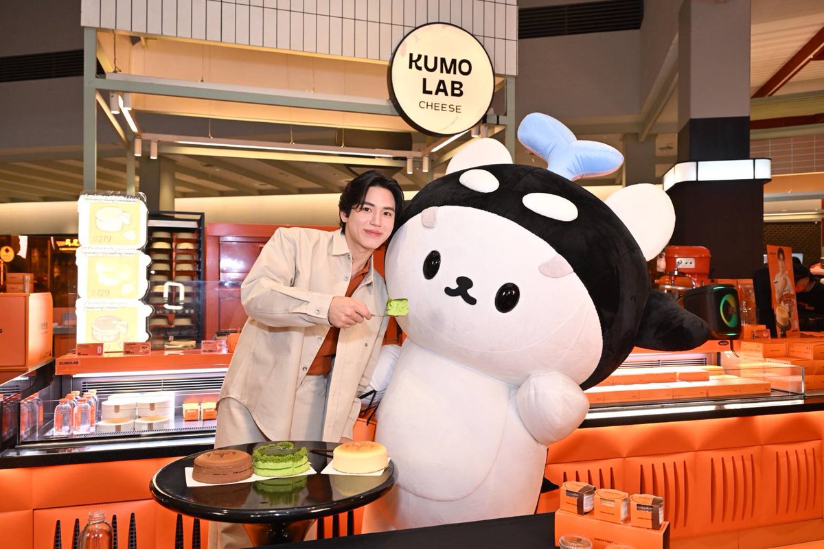 webstarupdate's tweet photo. ฉลองครบรอบ 1 ปี KUMOLAB ชวนทุกคนมาสัมผัสความอร่อยในแบบ “CHEESS TOGETHER”
#KUMOLABxNewwieePolcasan #Newwiee #KUMOLAB #KUMOLABCHEESE #CHESSTOGETHER #KUMOLAB1styearanniversary
KUMOLAB (คุโมะแล็บ) ร้านชีสเค้กถุงสีส้มเจ้าดังที่ทุกคนต้องรู้จัก จากการอบชีสเค้กสไตล์ซูเฟล่ (Souffle Cheesecake) ที่อบสดใหม่ทุกวัน ประกาศเฉลิมฉลองครบรอบ 1 ปีของการเติบโตอย่างก้าวกระโดด และขอขอบคุณลูกค้าทุกท่านที่ให้การสนับสนุนมาอย่างต่อเนื่อง สำหรับ “ชีสเค้กถุงส้ม” ที่เป็นสัญลักษณ์ของแบรนด์ พร้อมกับการยกระดับภาพลักษณ์ครั้งสำคัญ โดยเปลี่ยนสู่ชื่อ KUMOLAB อย่างเป็นทางการเพื่อตอกย้ำความมุ่งมั่นในการส่งมอบความสุขและความอร่อยที่มาจากชีสเค้กที่หลากหลาย โดยยังยึดมั่นที่จะคงความเป็นมาตรฐานและคุณภาพที่ไม่เคยลดลง ภายในงานได้รับเกียรติจากนักแสดงหนุ่มสุดฮอตอย่าง นิว - ฐิติภูมิ เตชะอภัยคุณ และมาสคอตสุดน่ารักที่���วรัลไปทั่วประเทศ ที่จะมาขโมยหัวใจเหล่า ‘อุนยาย’ อย่าง ‘POLCASAN (โพก้าซัง)’ มาร่วมสร้างความอร่อยสุดประทับใจในครั้งนี้ ณ KUMOLAB Flagship Store ชั้น 7 โซน Atrium ศูนย์การค้า CentralwOrld
ในโอกาสครบรอบ 1 ปีนี้ KUMOLAB ได้ประกาศการรีแบรนด์อย่างเป็นทางการ พร้อมทั้งเปิดตัวสโลแกนใหม่ ภายใต้คอนเซปต์ “CHEESS TOGETHER” (ชีสสส์ Together) ที่เชิญชวนให้ทุกคนมาสัมผัสชีสเค้กในทุกมิติ การรีแบรนด์ครั้งนี้มาพร้อมกับรูปลักษณ์และแนวคิดใหม่ที่จะทำให้ KUMOLAB แตกต่างและเป็นที่จดจำในตลาดชีสเค้ก โดยจะเน้นไปที่การสร้างสรรค์ความหลากหลายของชีสเค้ก นอกจากนี้ KUMOLAB ขอมอบประสบการณ์ใหม่ให้แก่ลูกค้าด้วยการเปิดตัว Dubai Pistachio Cheesecake ชีสเ���้กเนื้อนุ่มฟูละลายในปาก ผสานไวท์ช็อกโกแลตหอมละมุนและซอสพิสตาชิโอเข้มข้นสร้างรสชาติความอร่อย ที่ทุกคำเต็มไปด้วยความหรูหราและเอกลักษณ์ที่ไม่เหมือนใคร ได้อย่างลงตัว ถึงแม้ว่าจะมีการเปิดตัวเมนูใหม่ แต่ Original Classic Cheesecake ก็ยังคงเป็นเมนูหลักที่ลูกค้าชื่นชอบที่สุด ด้วยการใช้ครีมชีสนำเข้าจากประเทศออสเตรเลีย และวัตถุดิบพรีเมียมคุณภาพสูง แม้จะใช้วัตถุดิบระดับพรีเมียม แต่เราก็สามารถทำให้ราคาเข้าถึงได้สำหรับทุกคน ในราคาพิเศษเพียง 219 บาท เท่านั้น! เพราะ KUMOLAB มุ่งมั่นที่จะให้ลูกค้าได้สัมผัสความอร่อยจากชีสเค้กคุณภาพสูงในราคาที่คุ้มค่า
KUMOLAB ขอเชิญชวนทุกคนมาร่วมสัมผัสประสบการณ์ “CHEESS TOGETHER” ซึ่งเป็นแนวคิดที่เรามุ่งมั่นในการสร้างสรรค์ชีสเค้กในรูปแบบต่าง ๆ เพื่อให้ทุกคนได้มีส่วนร่วมในการสนุกสนานไปกับการทานชีสเค้กในหลากหลายมิติ โดยร้าน KUMOLAB Flagship Store เปิดให้บริการแล้ววันนี้ ณ ศูนย์การค้าเซ็นทรัลเวิลด์บนชั้น 7 โซน Atrium / เซ็นทรัลลาดพร้าว ชั้น G / เซ็นทรัลเวสต์เกต ชั้น 1 / เดอะมอลงามวงศ์วาน ชั้น G และสามารถติดตามข่าวสารของ KUMOLAB Cheese ได้ที่ช่องทางโซเชียลมีเดีย Instagram: @kumolabcheese / Facebook: KUMOLAB Cheese / Tiktok: KUMOLAB Cheese และ Line OA: @kumolabcheese
ภาพเพิ่มเติม>>> https://t.co/gyHxXjl9Hq